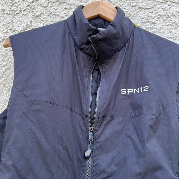 Arc'Teryx Season 12 Cast & Crew Black Vest Men's Size 12 - Picture 2 of 8